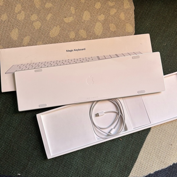 Apple Magic Keyboard with Numeric Key Pad - Picture 3 of 5